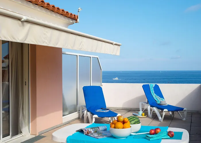 两岸公园皮埃尔假日公寓酒店 3* 芒通